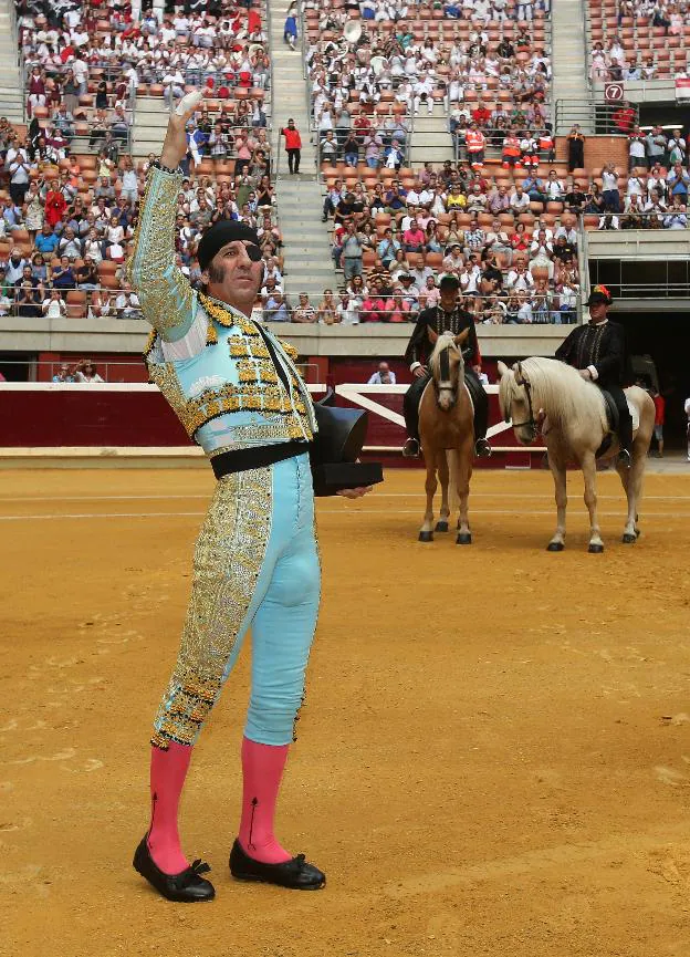 Padilla con el trofeo que recibió de la 'Casa Chopera'. :: J.Marín