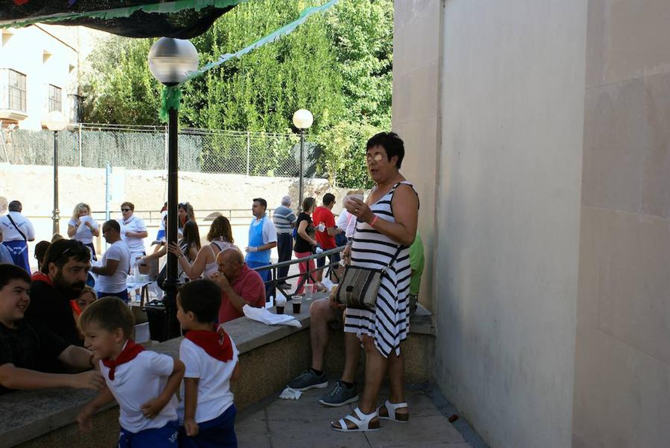 Baños de Río Tobía también celebra San Mateo. El fogonazo y el estruendo final del cohete ha resonado en el cielo de la localidad chacinera, donde la fiesta no ha hecho más que empezar. ¡A disfrutar!