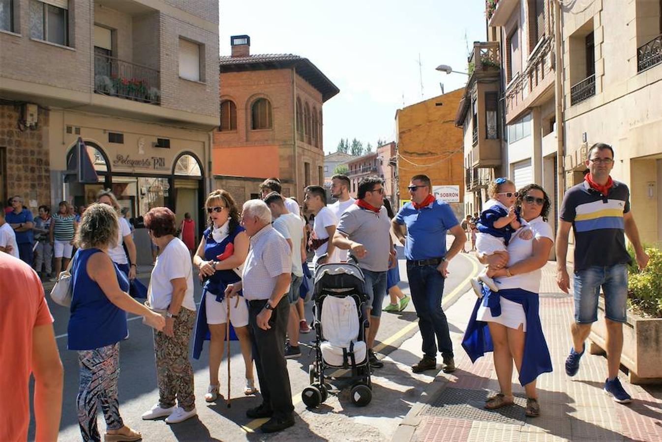 Baños de Río Tobía también celebra San Mateo. El fogonazo y el estruendo final del cohete ha resonado en el cielo de la localidad chacinera, donde la fiesta no ha hecho más que empezar. ¡A disfrutar!