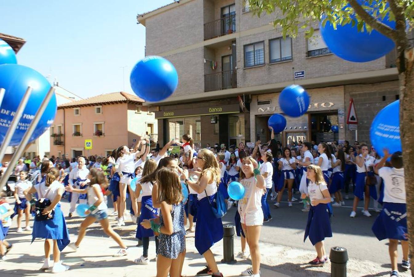 Baños de Río Tobía también celebra San Mateo. El fogonazo y el estruendo final del cohete ha resonado en el cielo de la localidad chacinera, donde la fiesta no ha hecho más que empezar. ¡A disfrutar!