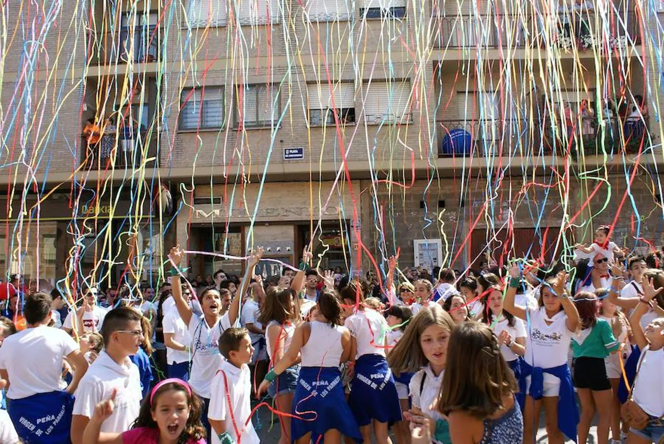 Baños de Río Tobía también celebra San Mateo. El fogonazo y el estruendo final del cohete ha resonado en el cielo de la localidad chacinera, donde la fiesta no ha hecho más que empezar. ¡A disfrutar!