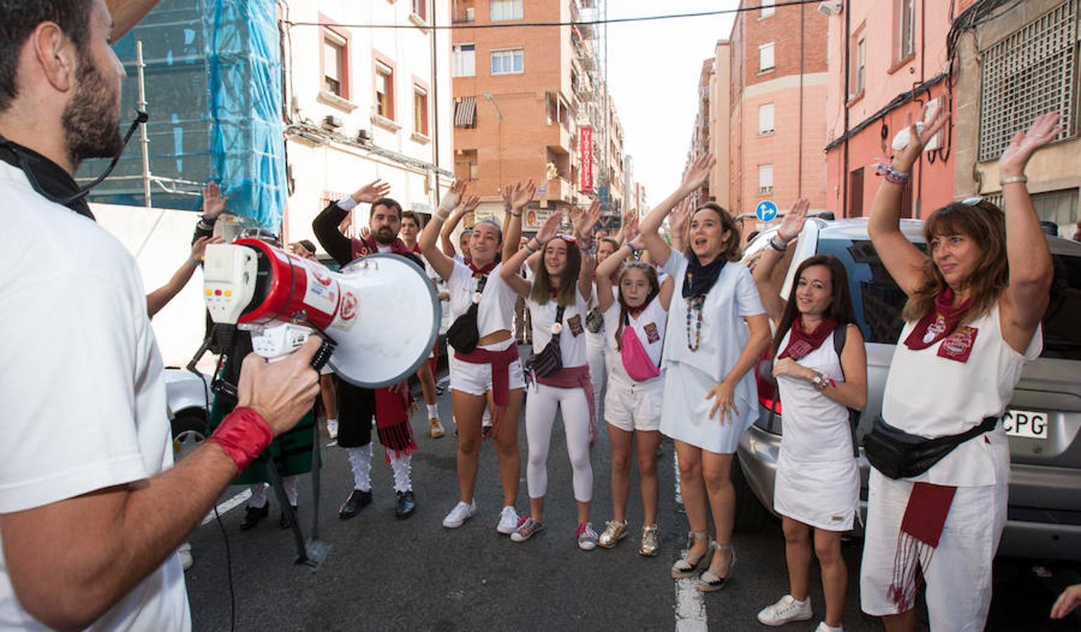 Representantes municipales acompañados por los vendimiadores han acudido esta mañana a saludar a los chamizos de las peñas. No han desaprovechado la oportunidad de echar un trago y exhibir destreza con el porrón.