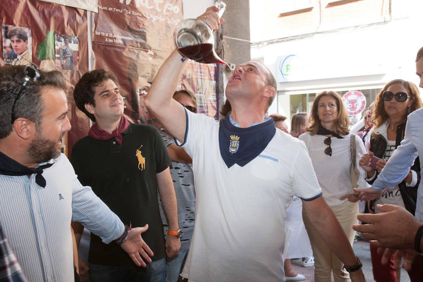 Representantes municipales acompañados por los vendimiadores han acudido esta mañana a saludar a los chamizos de las peñas. No han desaprovechado la oportunidad de echar un trago y exhibir destreza con el porrón.