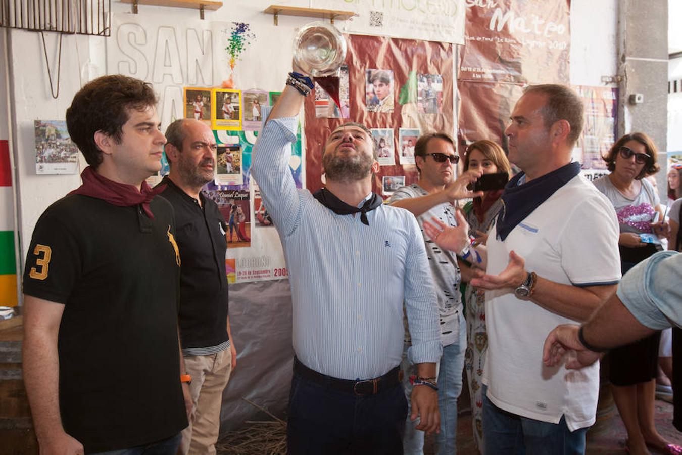 Representantes municipales acompañados por los vendimiadores han acudido esta mañana a saludar a los chamizos de las peñas. No han desaprovechado la oportunidad de echar un trago y exhibir destreza con el porrón.