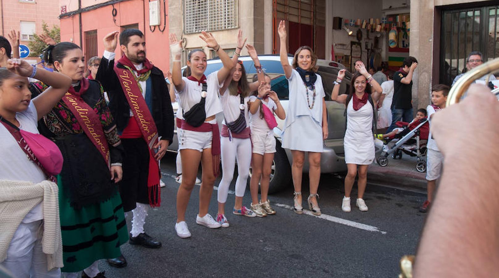 Representantes municipales acompañados por los vendimiadores han acudido esta mañana a saludar a los chamizos de las peñas. No han desaprovechado la oportunidad de echar un trago y exhibir destreza con el porrón.