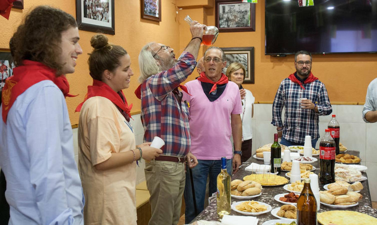 Representantes municipales acompañados por los vendimiadores han acudido esta mañana a saludar a los chamizos de las peñas. No han desaprovechado la oportunidad de echar un trago y exhibir destreza con el porrón.