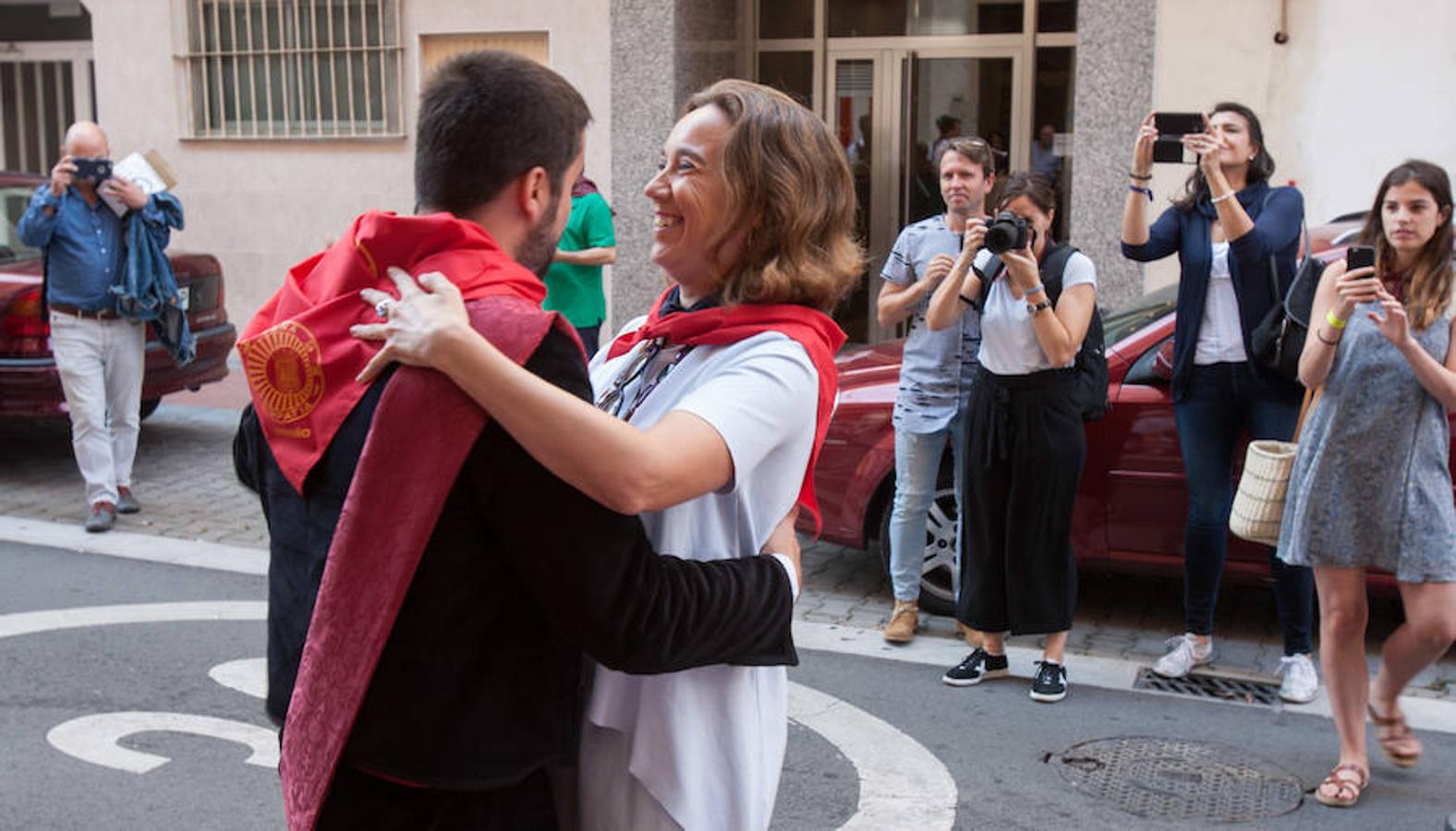 Representantes municipales acompañados por los vendimiadores han acudido esta mañana a saludar a los chamizos de las peñas. No han desaprovechado la oportunidad de echar un trago y exhibir destreza con el porrón.