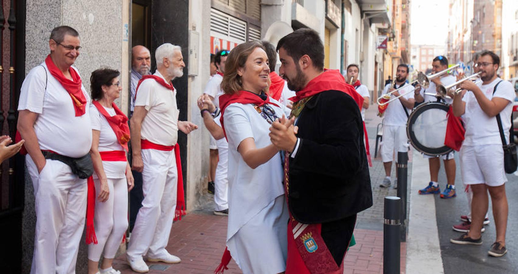 Representantes municipales acompañados por los vendimiadores han acudido esta mañana a saludar a los chamizos de las peñas. No han desaprovechado la oportunidad de echar un trago y exhibir destreza con el porrón.