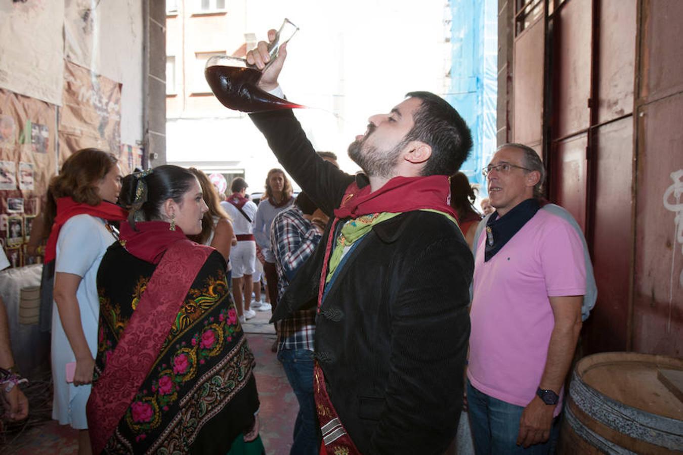 Representantes municipales acompañados por los vendimiadores han acudido esta mañana a saludar a los chamizos de las peñas. No han desaprovechado la oportunidad de echar un trago y exhibir destreza con el porrón.