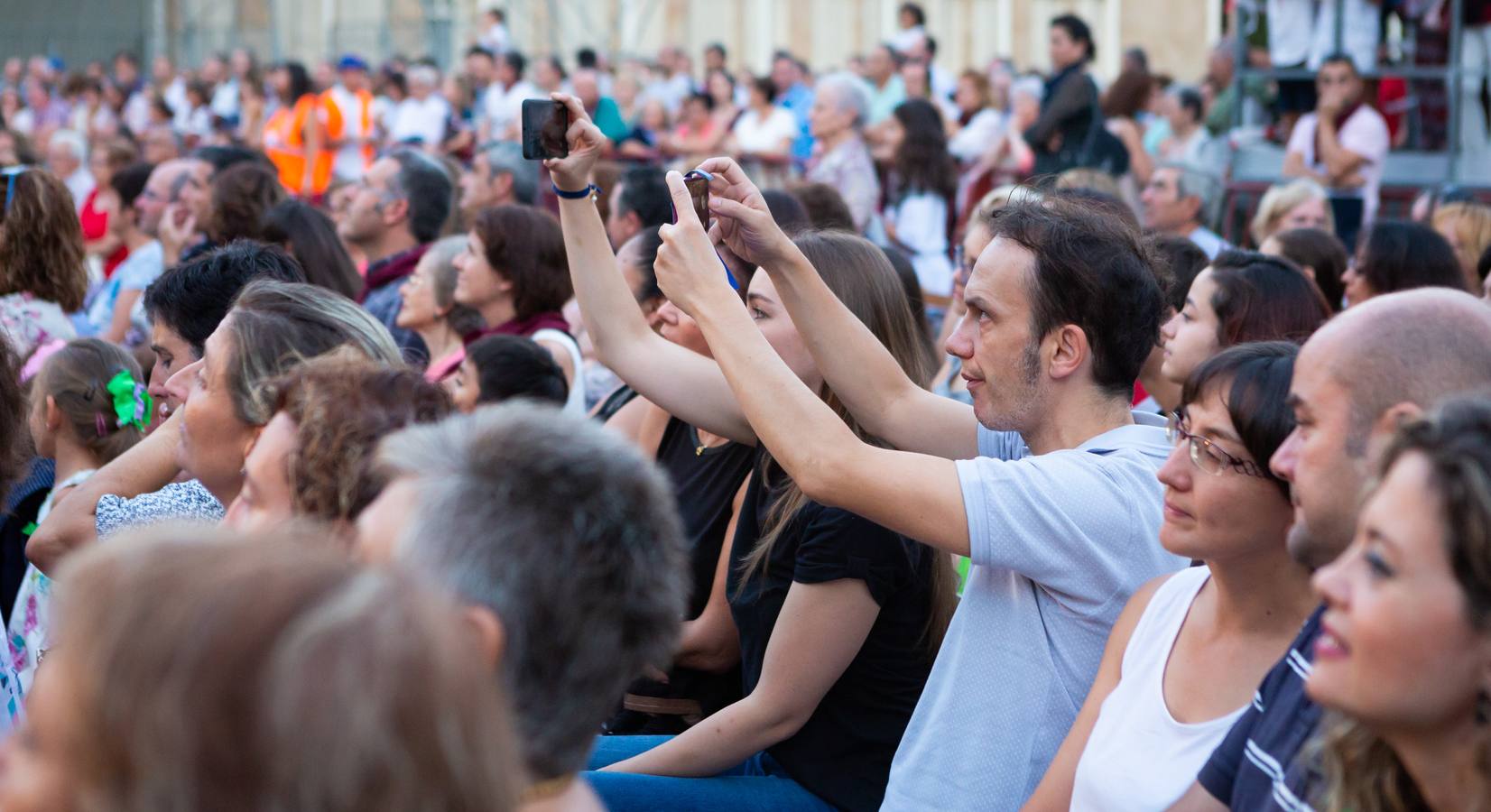 Este es uno de los actos populares de las fiestas de San Mateo, en el que se busca que diferentes personalidades riojanas protagonicen un acto similar al institucional que se desarrolla el 21 de septiembre 