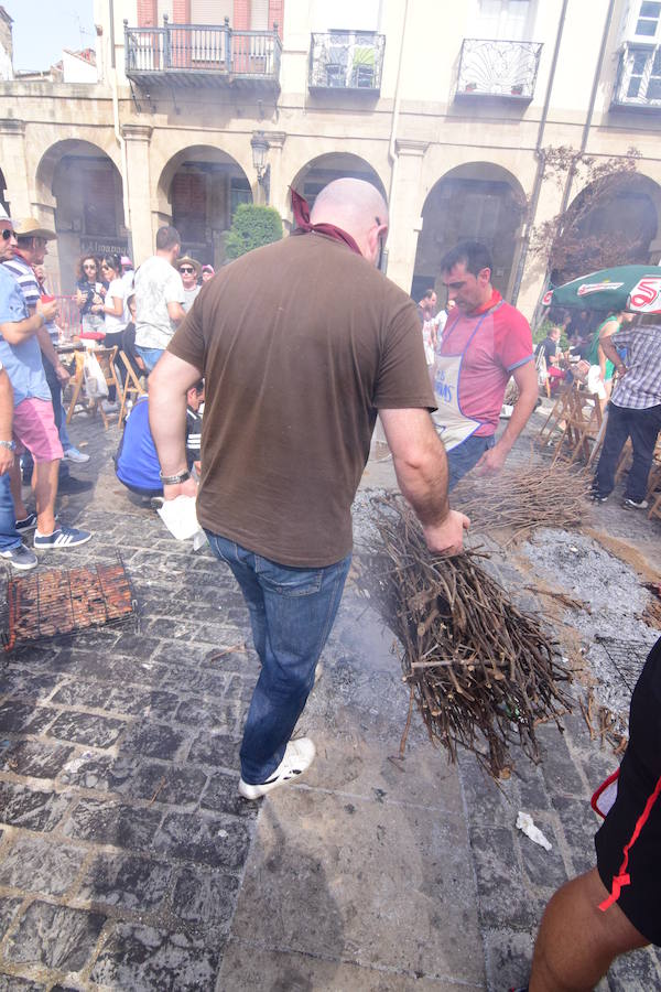 Festival de chuletillas asadas en la Plaza del Mercado con motivo de la Semana Gastronómica que se está celebrando a lo largo de las fiestas de San Mateo.