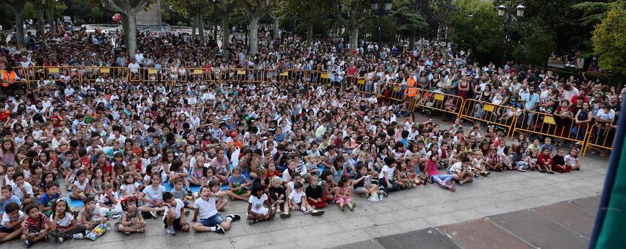 Pues que Gorgorito la volvió a liar en el Espolón. Totalmente arropado por una montaña de valientes niños, el chaval de las palas salió airoso de todas las situaciones de riesgo a las que tuvo que enfrentarse. 