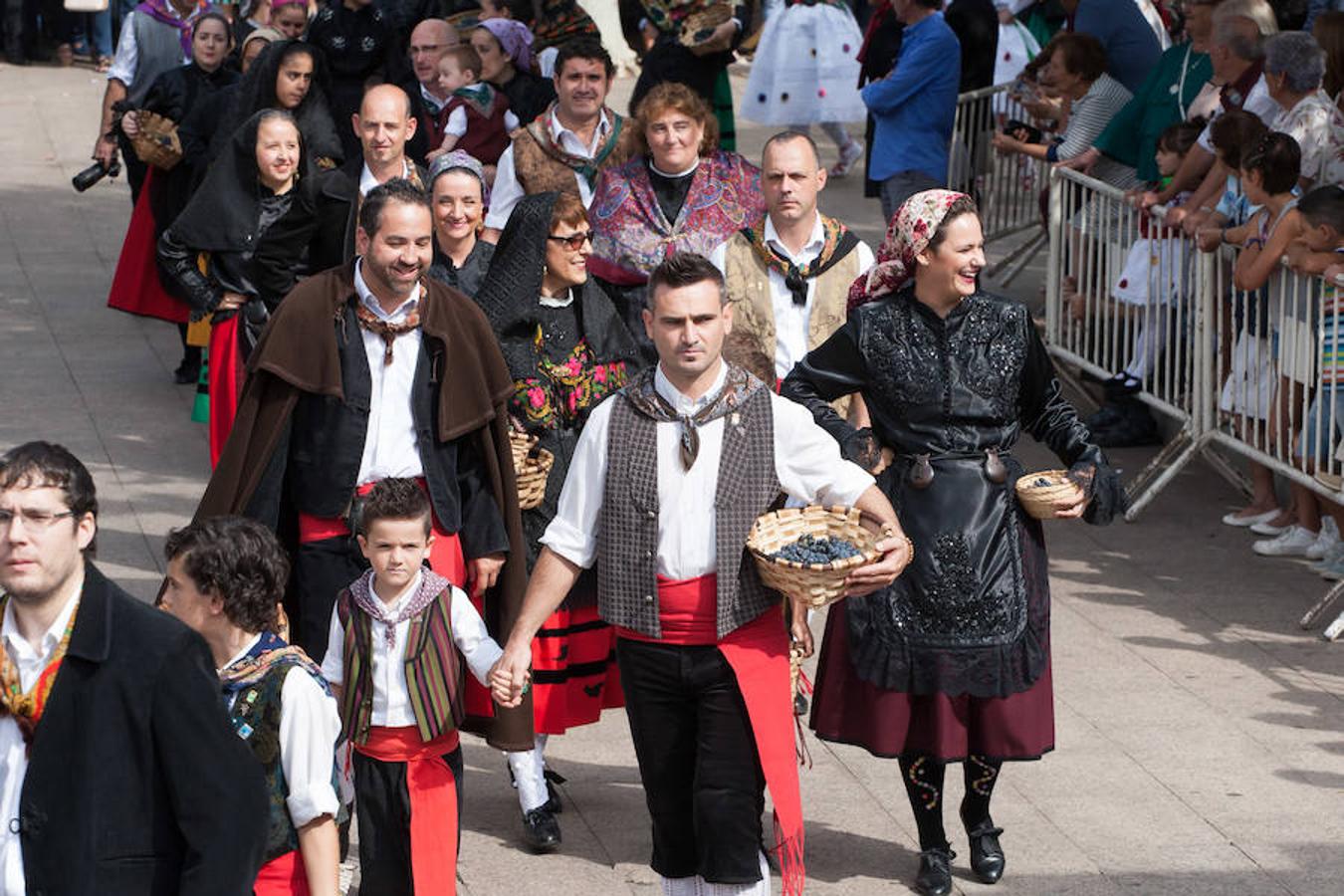 Dïa de San Mateo. Día grande en la ciudad con la ofrenda del primer mosto. El pisado y la posterior ofrenda del primer caldo a la virgen de Valvanera ocupó la mañana más institucional en El Espolón.