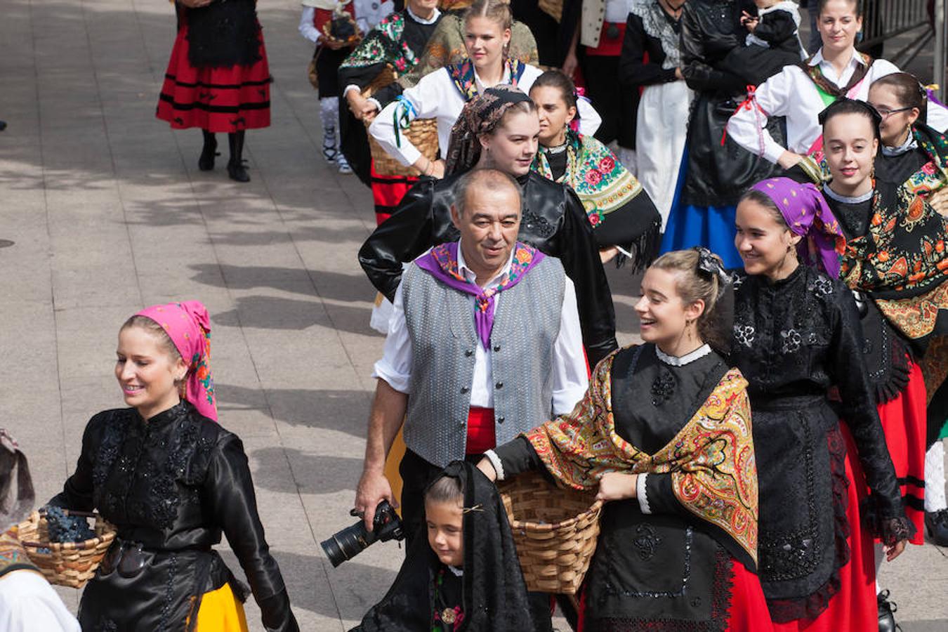 Dïa de San Mateo. Día grande en la ciudad con la ofrenda del primer mosto. El pisado y la posterior ofrenda del primer caldo a la virgen de Valvanera ocupó la mañana más institucional en El Espolón.