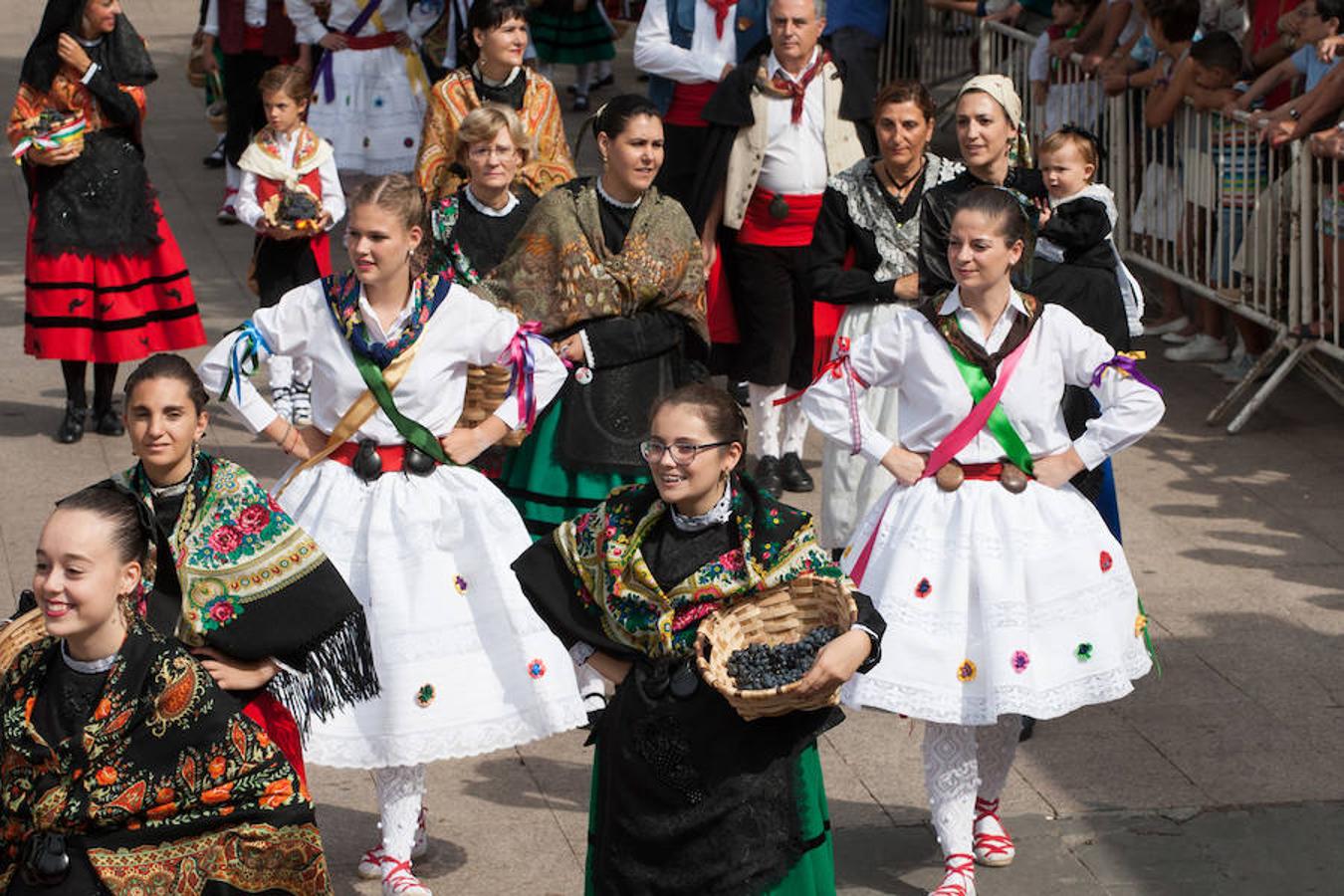 Dïa de San Mateo. Día grande en la ciudad con la ofrenda del primer mosto. El pisado y la posterior ofrenda del primer caldo a la virgen de Valvanera ocupó la mañana más institucional en El Espolón.