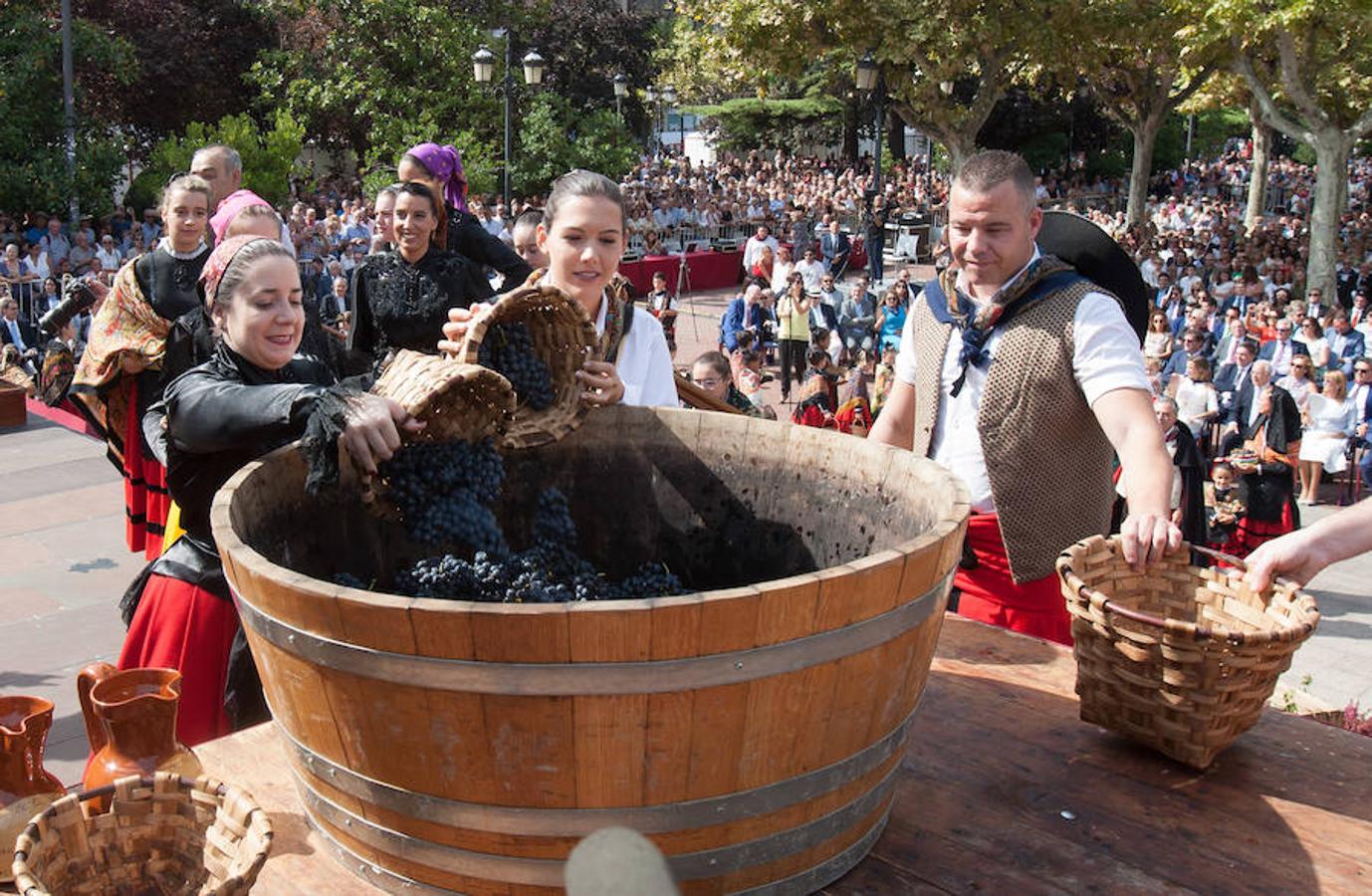 Dïa de San Mateo. Día grande en la ciudad con la ofrenda del primer mosto. El pisado y la posterior ofrenda del primer caldo a la virgen de Valvanera ocupó la mañana más institucional en El Espolón.