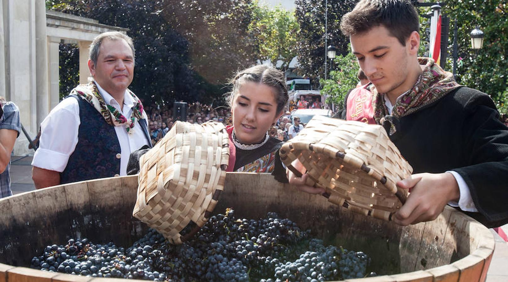 Dïa de San Mateo. Día grande en la ciudad con la ofrenda del primer mosto. El pisado y la posterior ofrenda del primer caldo a la virgen de Valvanera ocupó la mañana más institucional en El Espolón.