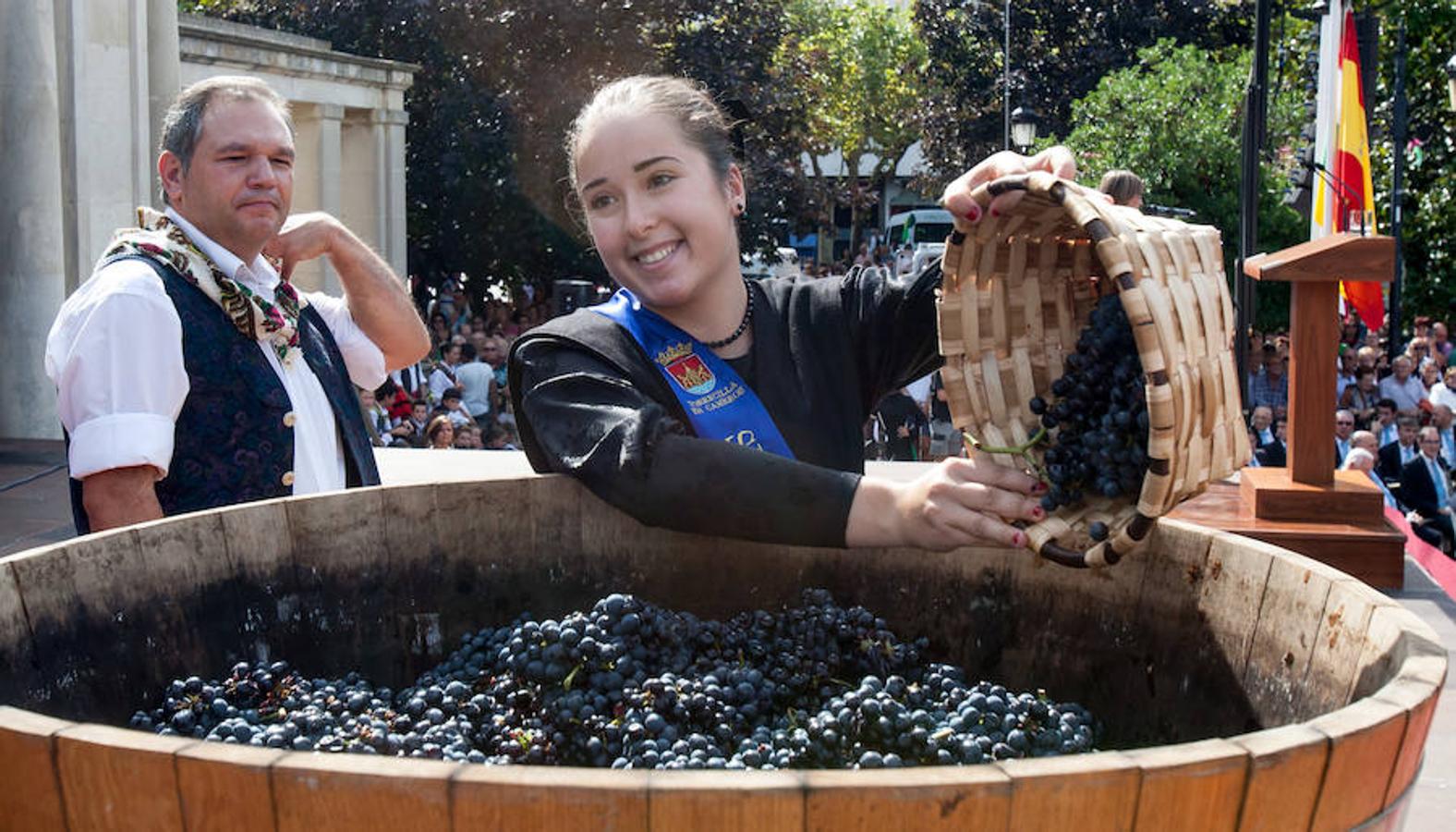 Dïa de San Mateo. Día grande en la ciudad con la ofrenda del primer mosto. El pisado y la posterior ofrenda del primer caldo a la virgen de Valvanera ocupó la mañana más institucional en El Espolón.