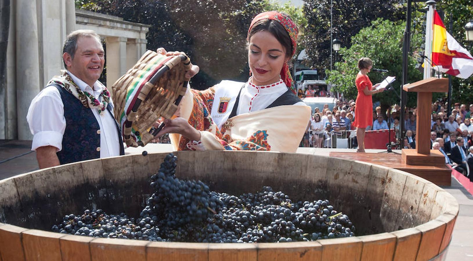 Dïa de San Mateo. Día grande en la ciudad con la ofrenda del primer mosto. El pisado y la posterior ofrenda del primer caldo a la virgen de Valvanera ocupó la mañana más institucional en El Espolón.