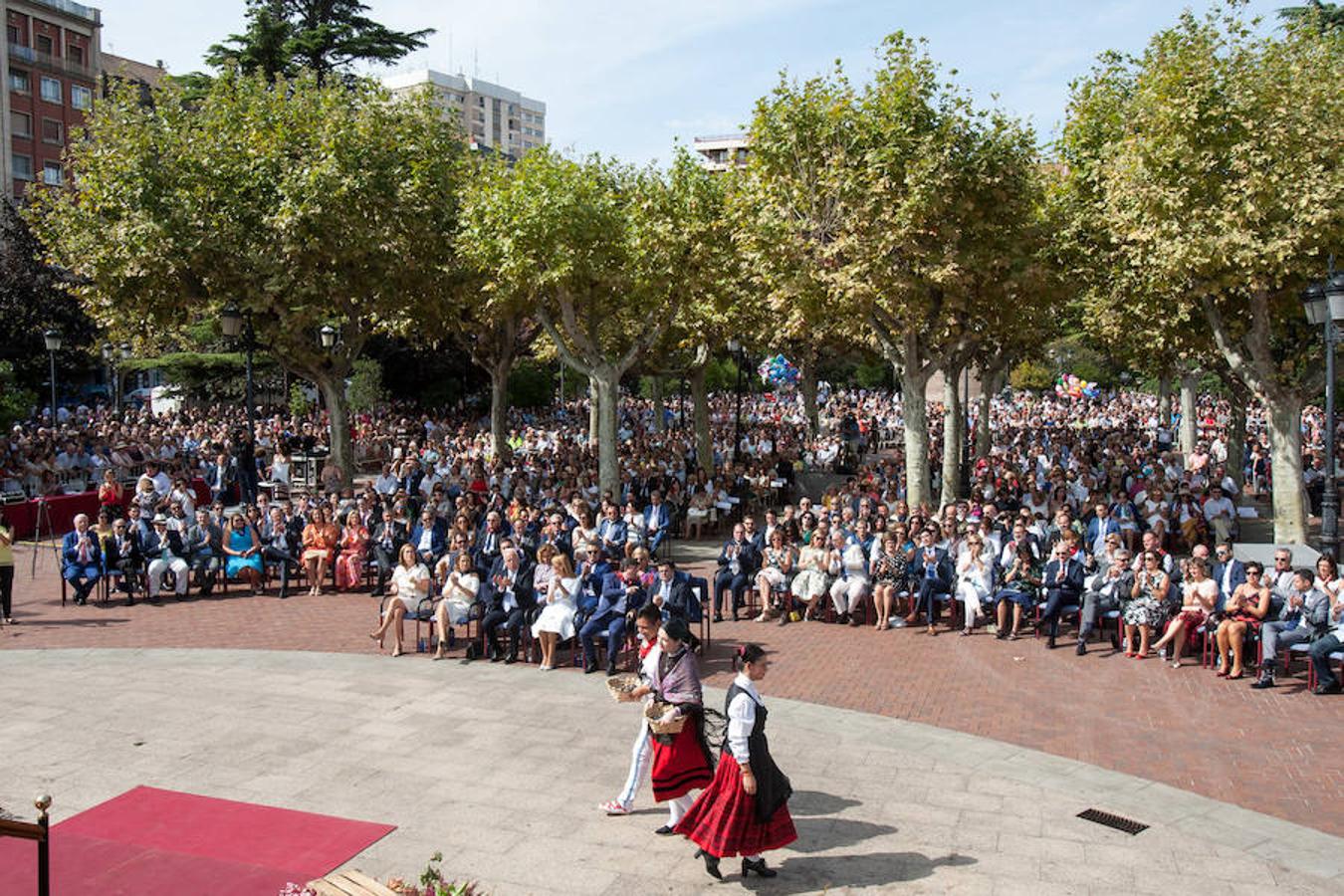 Dïa de San Mateo. Día grande en la ciudad con la ofrenda del primer mosto. El pisado y la posterior ofrenda del primer caldo a la virgen de Valvanera ocupó la mañana más institucional en El Espolón.