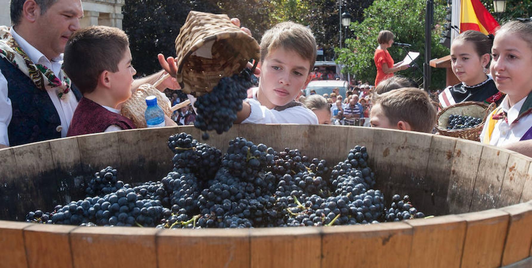 Dïa de San Mateo. Día grande en la ciudad con la ofrenda del primer mosto. El pisado y la posterior ofrenda del primer caldo a la virgen de Valvanera ocupó la mañana más institucional en El Espolón.