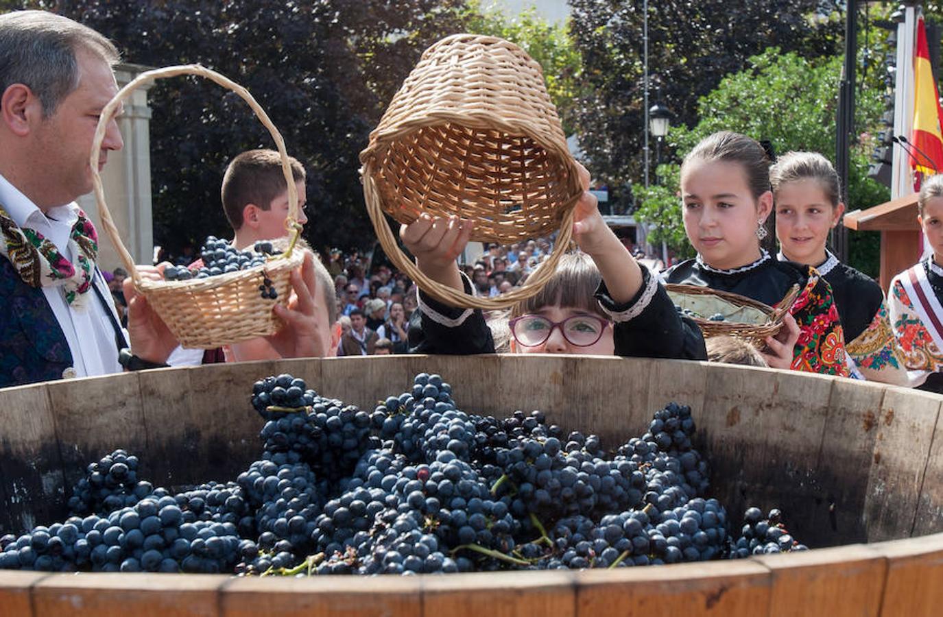 Dïa de San Mateo. Día grande en la ciudad con la ofrenda del primer mosto. El pisado y la posterior ofrenda del primer caldo a la virgen de Valvanera ocupó la mañana más institucional en El Espolón.