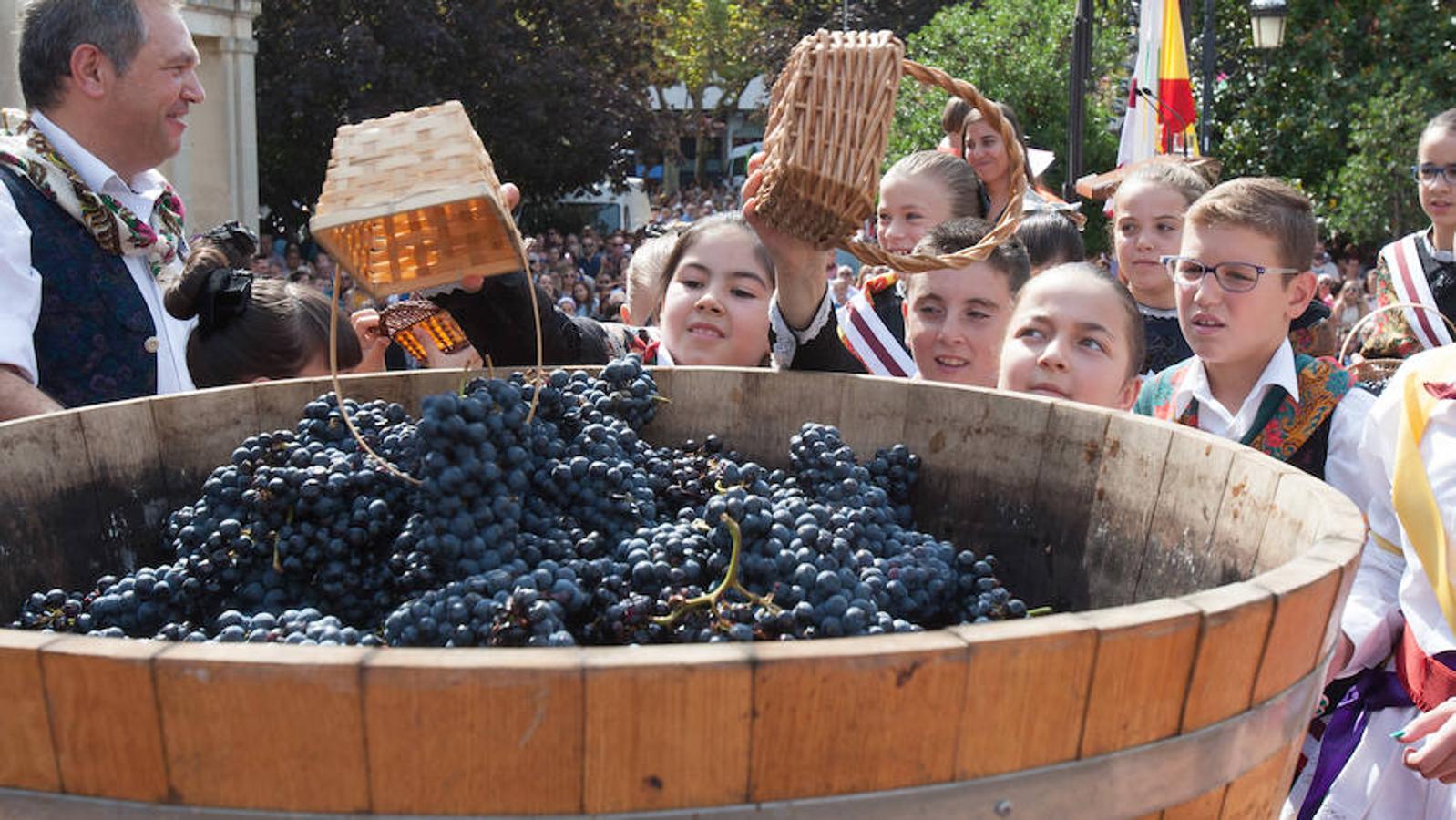 Dïa de San Mateo. Día grande en la ciudad con la ofrenda del primer mosto. El pisado y la posterior ofrenda del primer caldo a la virgen de Valvanera ocupó la mañana más institucional en El Espolón.