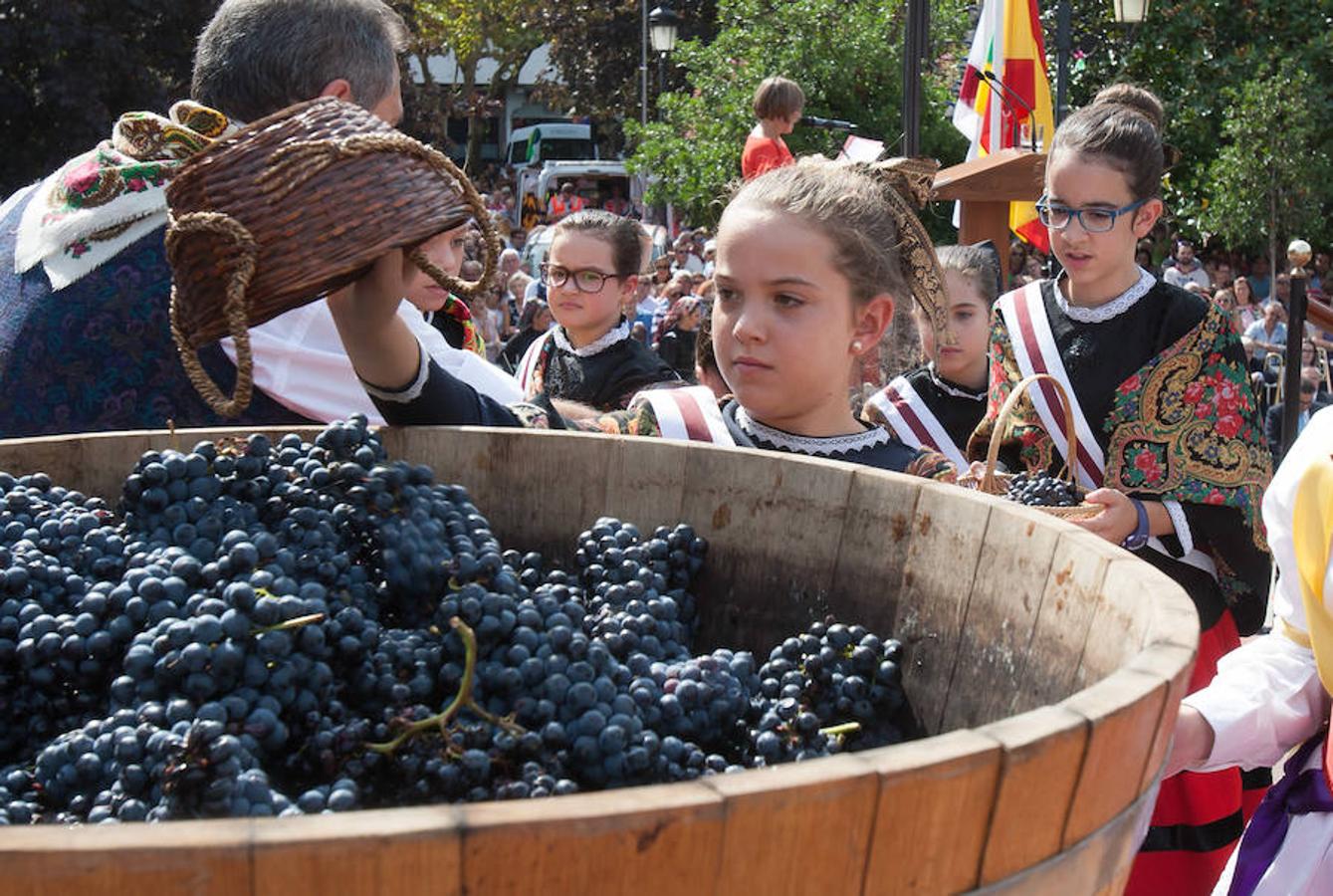 Dïa de San Mateo. Día grande en la ciudad con la ofrenda del primer mosto. El pisado y la posterior ofrenda del primer caldo a la virgen de Valvanera ocupó la mañana más institucional en El Espolón.