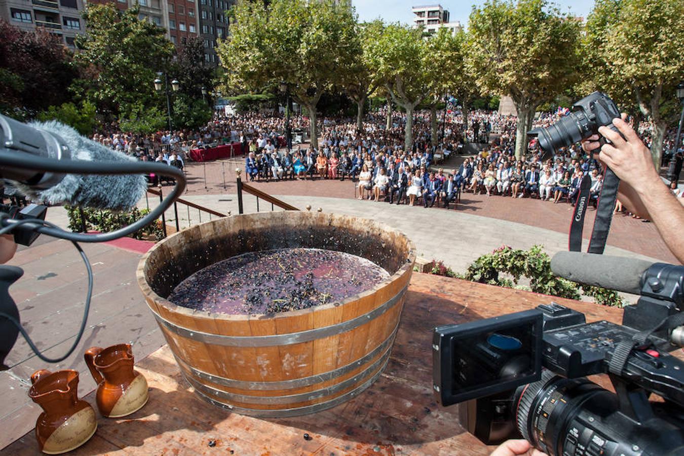 Dïa de San Mateo. Día grande en la ciudad con la ofrenda del primer mosto. El pisado y la posterior ofrenda del primer caldo a la virgen de Valvanera ocupó la mañana más institucional en El Espolón.