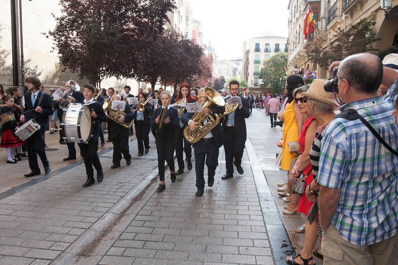 Dïa de San Mateo. Día grande en la ciudad con la ofrenda del primer mosto. El pisado y la posterior ofrenda del primer caldo a la virgen de Valvanera ocupó la mañana más institucional en El Espolón.