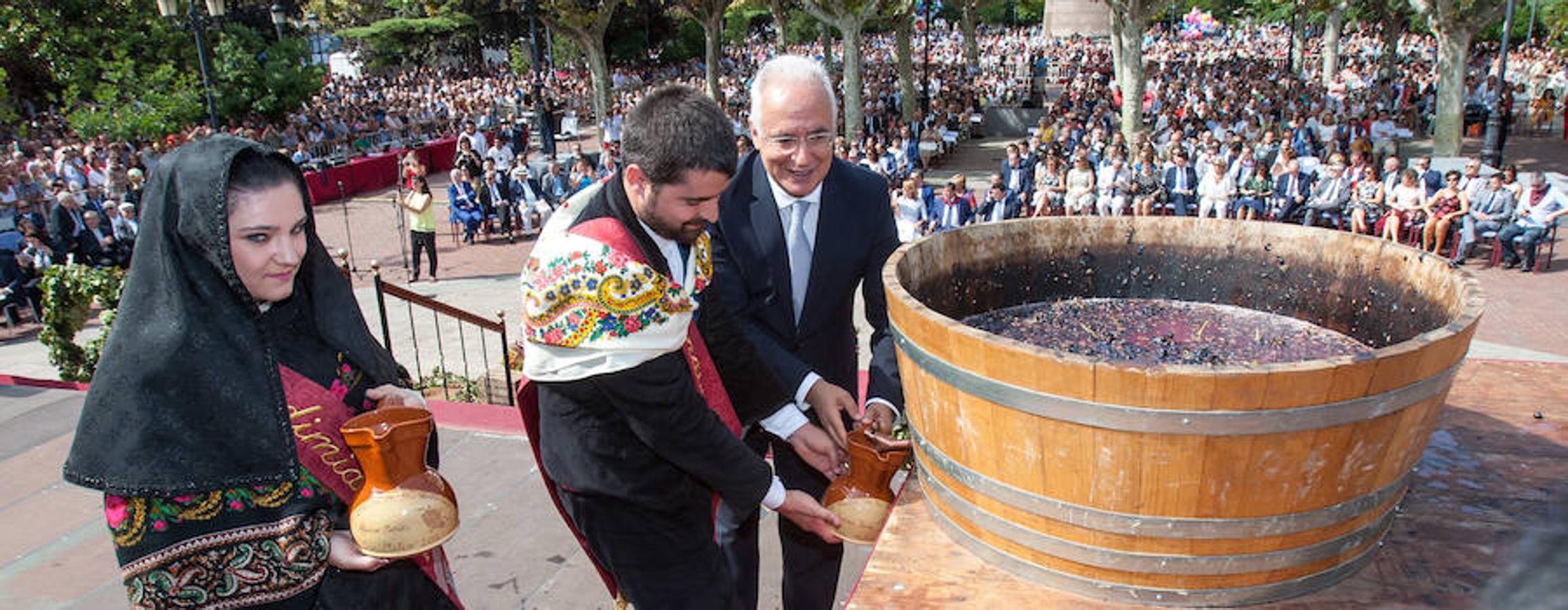 Dïa de San Mateo. Día grande en la ciudad con la ofrenda del primer mosto. El pisado y la posterior ofrenda del primer caldo a la virgen de Valvanera ocupó la mañana más institucional en El Espolón.