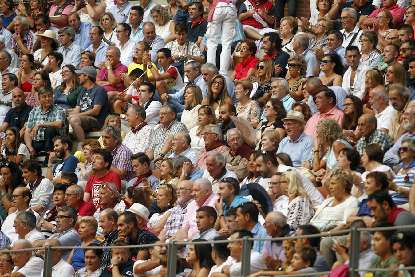 Se cumplió la máxima. Todos esperaban más de la corrida de toros de este viernes en La Ribera. El mano a mano entre El Juli y Diego Urdiales acabó con dos orejas que no contentaron a un personal deseoso, una vez más, de ver faena.