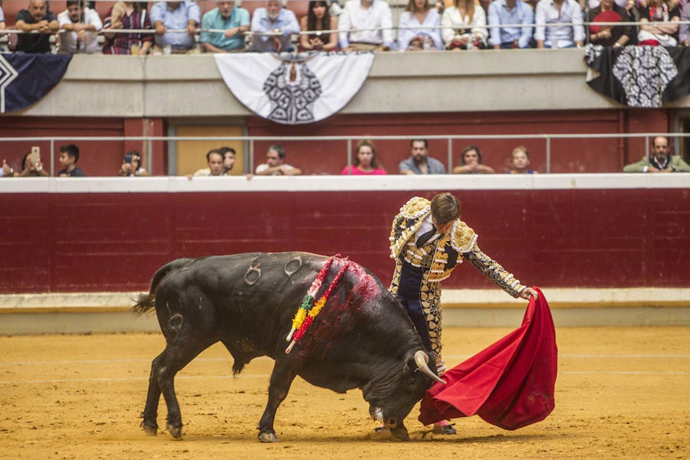 Se cumplió la máxima. Todos esperaban más de la corrida de toros de este viernes en La Ribera. El mano a mano entre El Juli y Diego Urdiales acabó con dos orejas que no contentaron a un personal deseoso, una vez más, de ver faena.