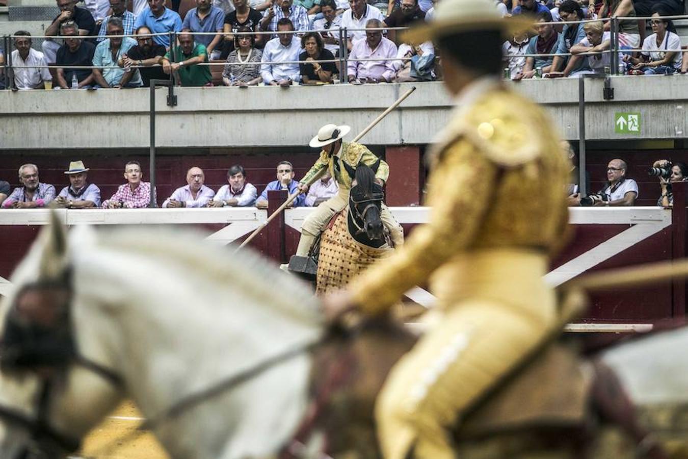 Se cumplió la máxima. Todos esperaban más de la corrida de toros de este viernes en La Ribera. El mano a mano entre El Juli y Diego Urdiales acabó con dos orejas que no contentaron a un personal deseoso, una vez más, de ver faena.