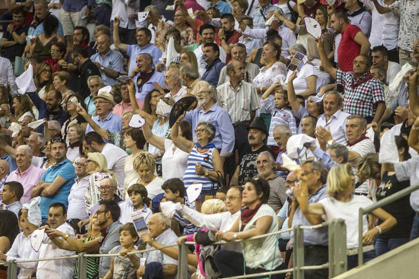 Se cumplió la máxima. Todos esperaban más de la corrida de toros de este viernes en La Ribera. El mano a mano entre El Juli y Diego Urdiales acabó con dos orejas que no contentaron a un personal deseoso, una vez más, de ver faena.