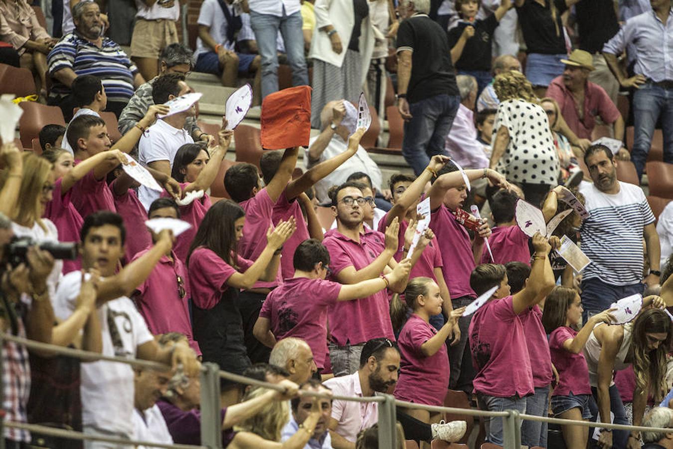 Se cumplió la máxima. Todos esperaban más de la corrida de toros de este viernes en La Ribera. El mano a mano entre El Juli y Diego Urdiales acabó con dos orejas que no contentaron a un personal deseoso, una vez más, de ver faena.