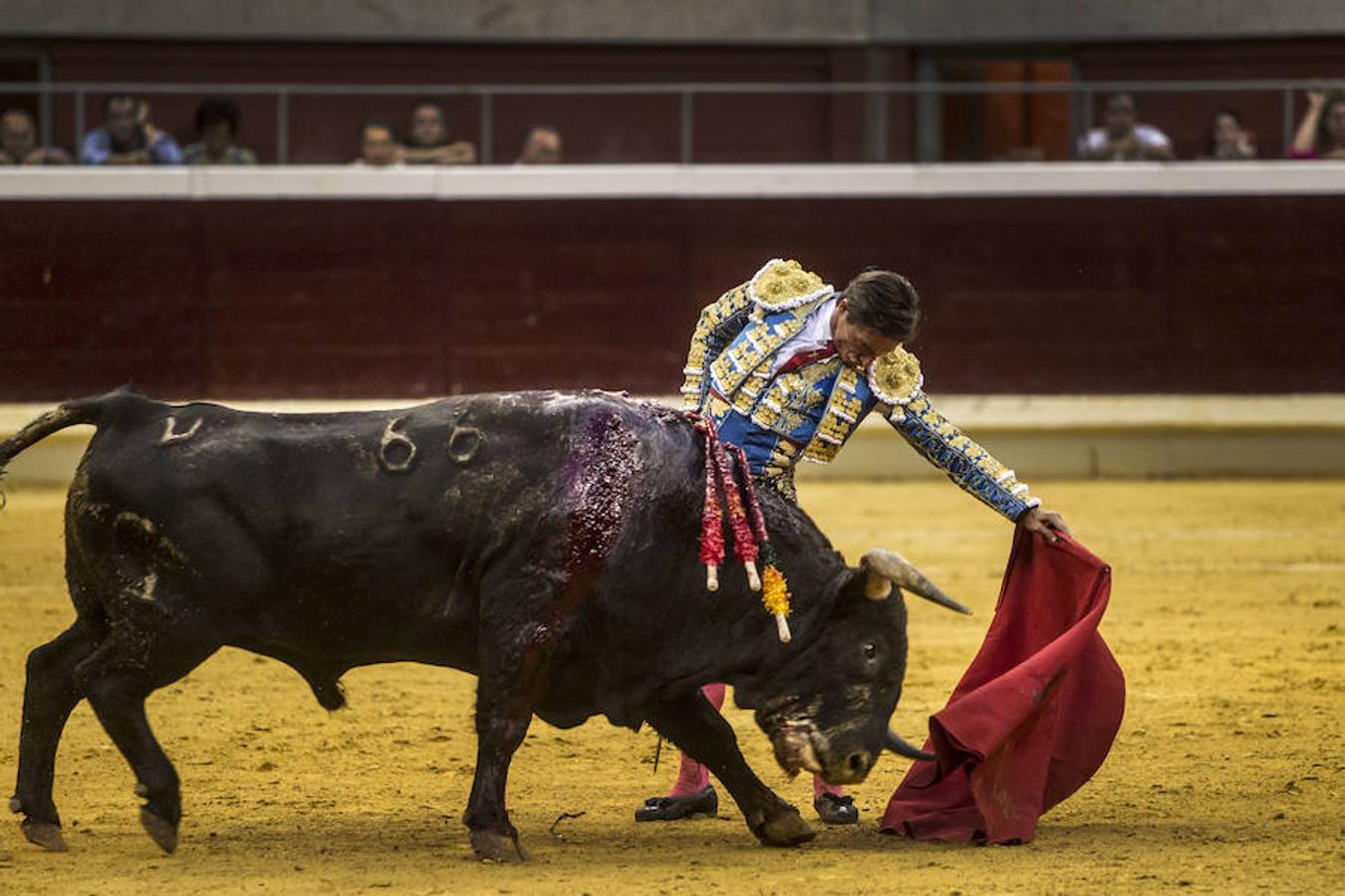 Se cumplió la máxima. Todos esperaban más de la corrida de toros de este viernes en La Ribera. El mano a mano entre El Juli y Diego Urdiales acabó con dos orejas que no contentaron a un personal deseoso, una vez más, de ver faena.