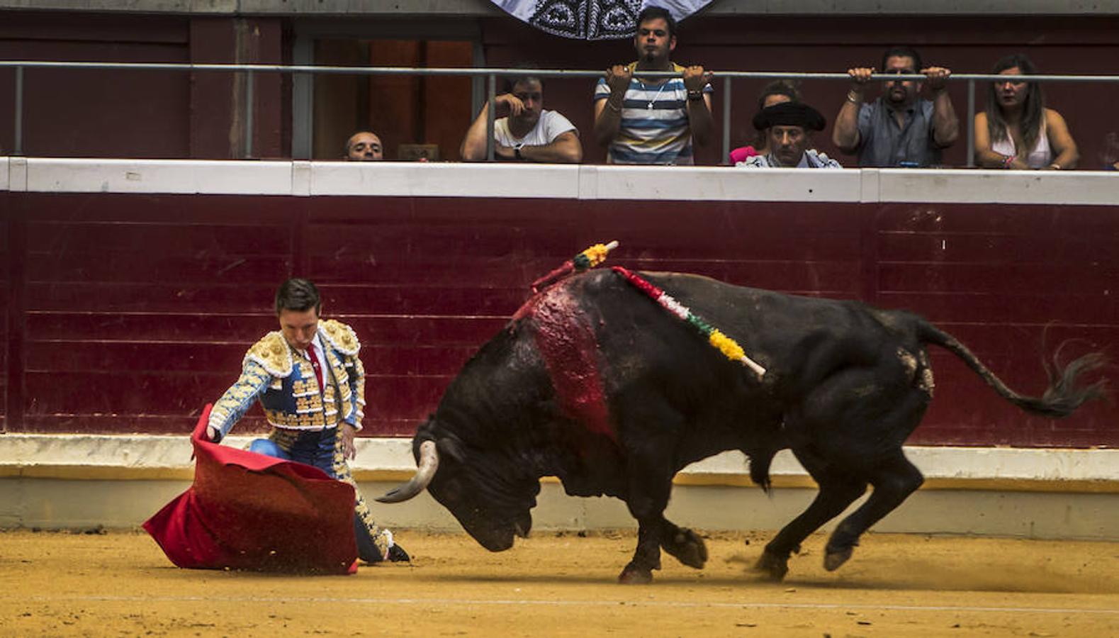 Se cumplió la máxima. Todos esperaban más de la corrida de toros de este viernes en La Ribera. El mano a mano entre El Juli y Diego Urdiales acabó con dos orejas que no contentaron a un personal deseoso, una vez más, de ver faena.