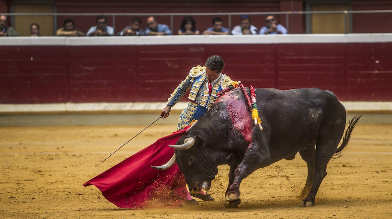 Se cumplió la máxima. Todos esperaban más de la corrida de toros de este viernes en La Ribera. El mano a mano entre El Juli y Diego Urdiales acabó con dos orejas que no contentaron a un personal deseoso, una vez más, de ver faena.