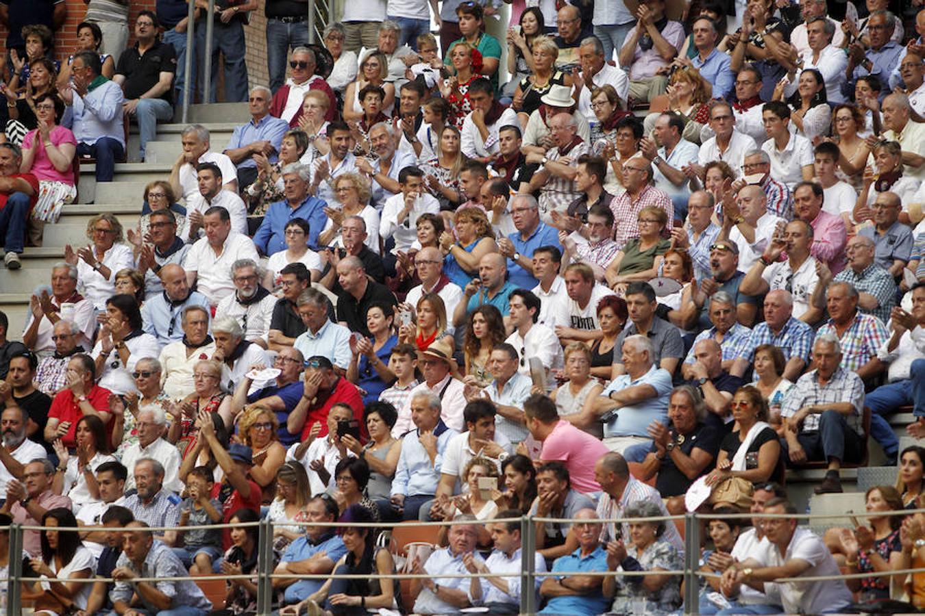 Se cumplió la máxima. Todos esperaban más de la corrida de toros de este viernes en La Ribera. El mano a mano entre El Juli y Diego Urdiales acabó con dos orejas que no contentaron a un personal deseoso, una vez más, de ver faena.