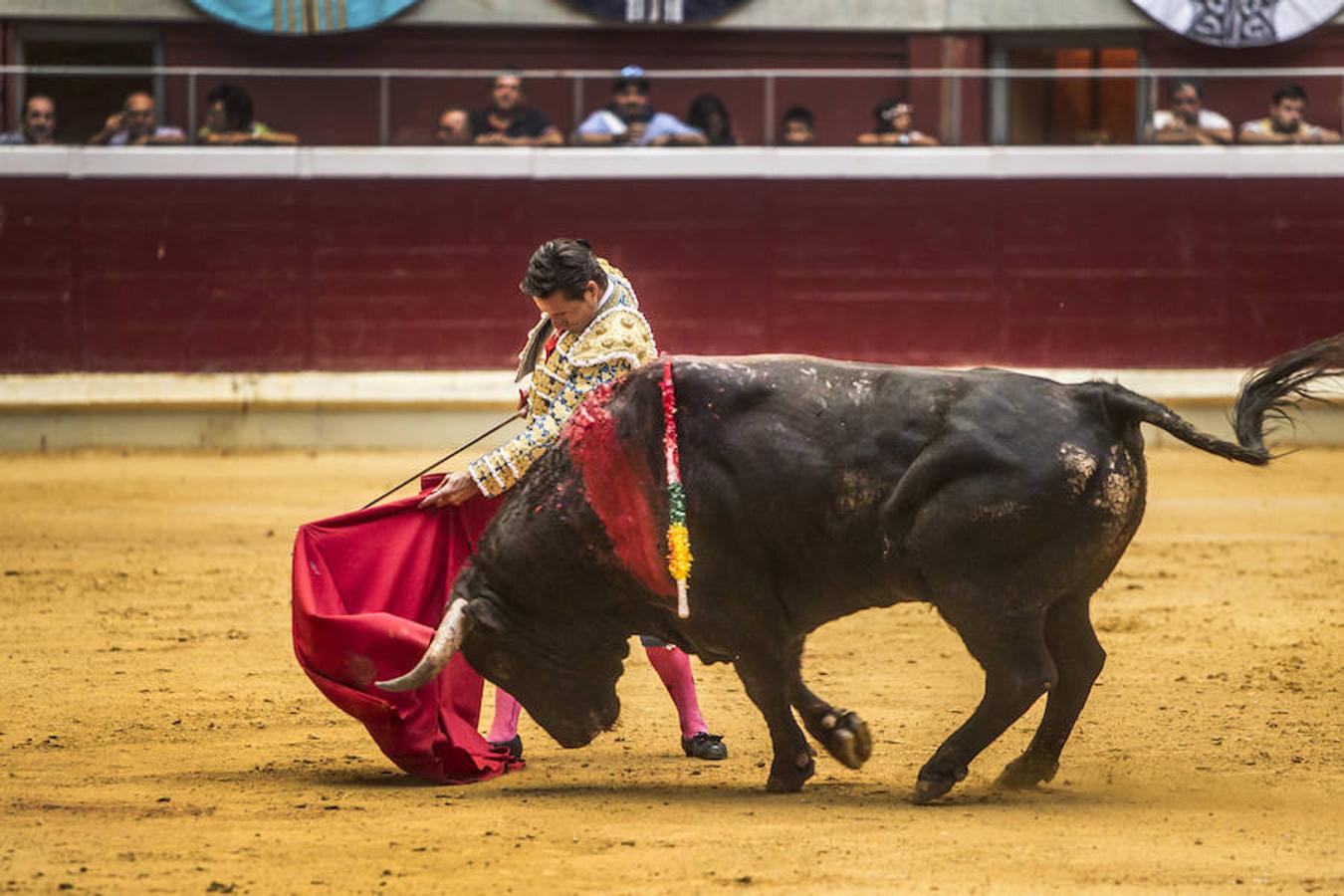 Se cumplió la máxima. Todos esperaban más de la corrida de toros de este viernes en La Ribera. El mano a mano entre El Juli y Diego Urdiales acabó con dos orejas que no contentaron a un personal deseoso, una vez más, de ver faena.