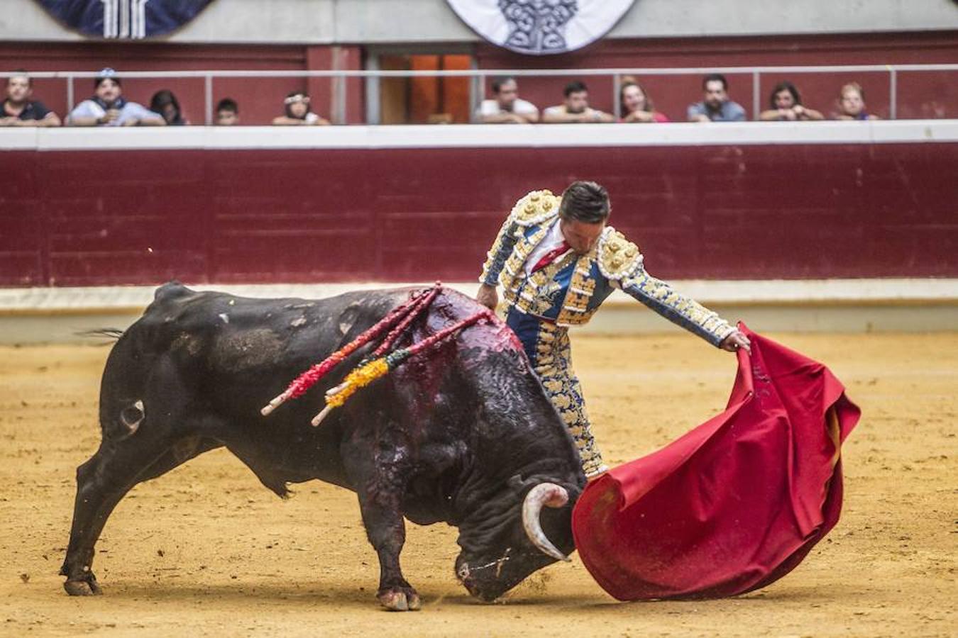 Se cumplió la máxima. Todos esperaban más de la corrida de toros de este viernes en La Ribera. El mano a mano entre El Juli y Diego Urdiales acabó con dos orejas que no contentaron a un personal deseoso, una vez más, de ver faena.