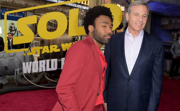 Bob Iger (d) posa con Donald Glover. 