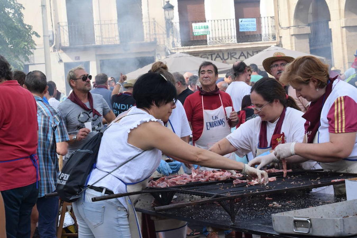 Festival de chuletillas asadas en la Plaza del Mercado con motivo de la Semana Gastronómica que se está celebrando a lo largo de las fiestas de San Mateo.