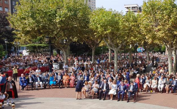 Imagen. Autoridades y público en el pisado y ofrenda. 