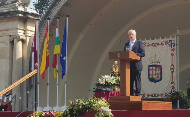 Ceniceros reivindica en el pisado de la uva que «nadie es más que nadie, ni puede estar por encima del las leyes»