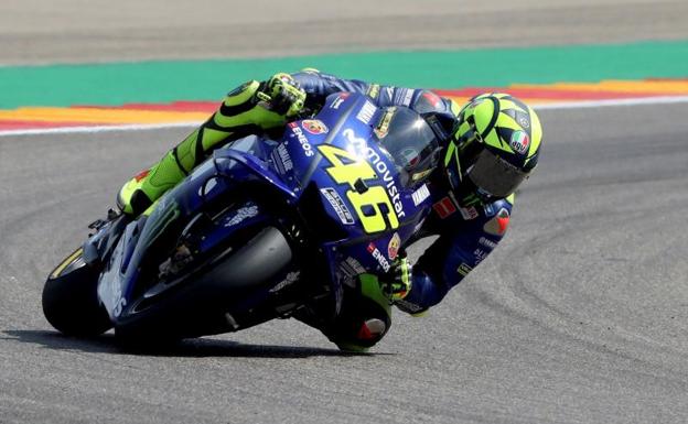 Valentino Rossi y su Yamaha durante los entrenamientos libres en Aragón