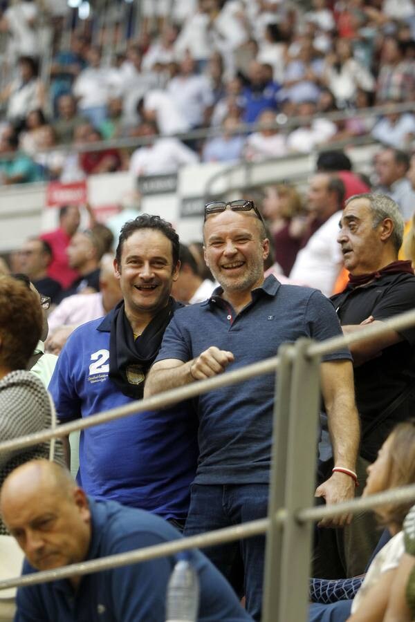 Una oreja por cada uno de los diestros pasearon hoy Enrique Ponce, José María Manzanares y Andrés Roca Rey en la tercera de la feria de San Mateo de Logroño, una corrida que fue irrefrenablemente a menos por culpa de la falta de casta y pocas fuerzas de los toros de Juan Pedro Domecq.