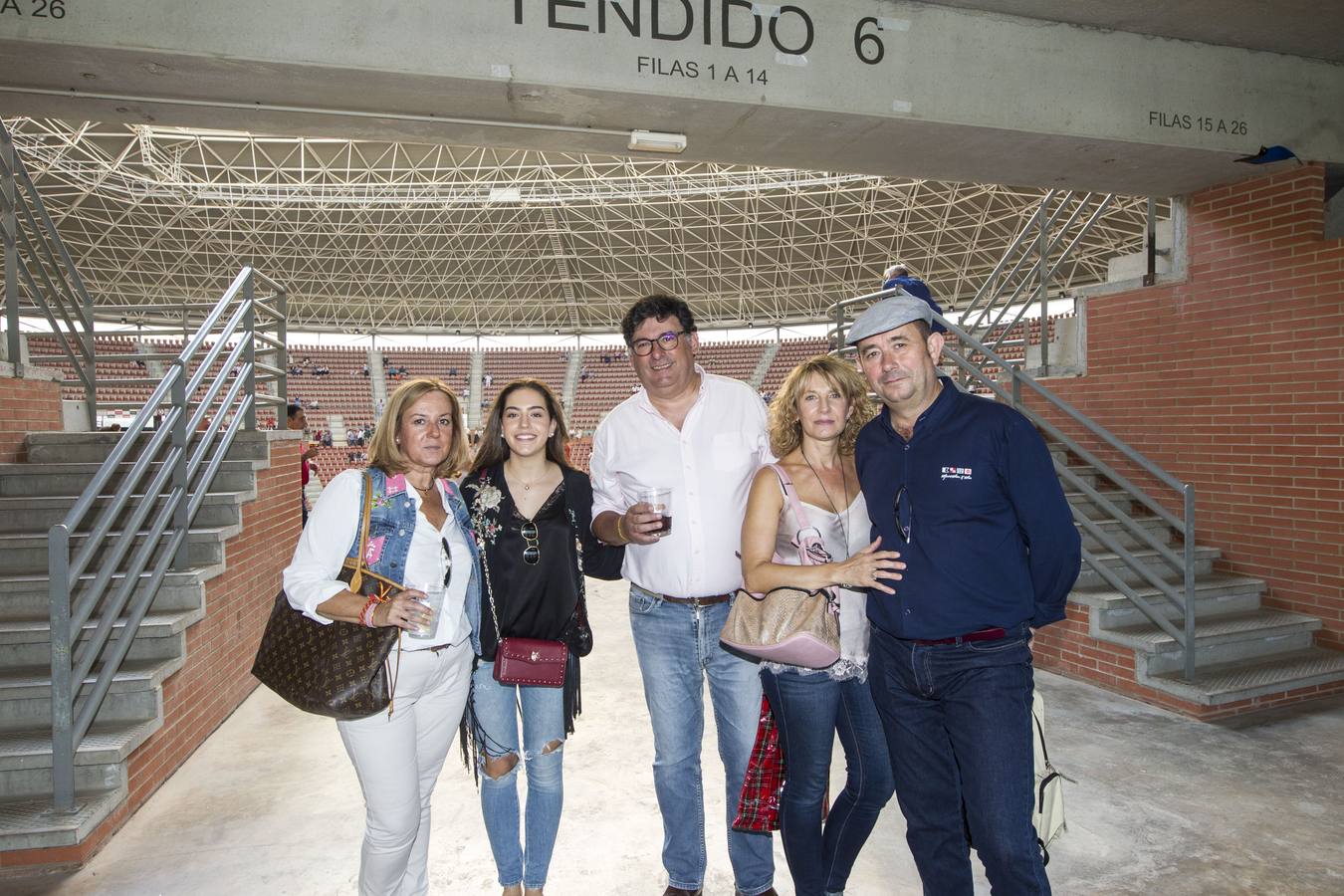 Una oreja por cada uno de los diestros pasearon hoy Enrique Ponce, José María Manzanares y Andrés Roca Rey en la tercera de la feria de San Mateo de Logroño, una corrida que fue irrefrenablemente a menos por culpa de la falta de casta y pocas fuerzas de los toros de Juan Pedro Domecq.