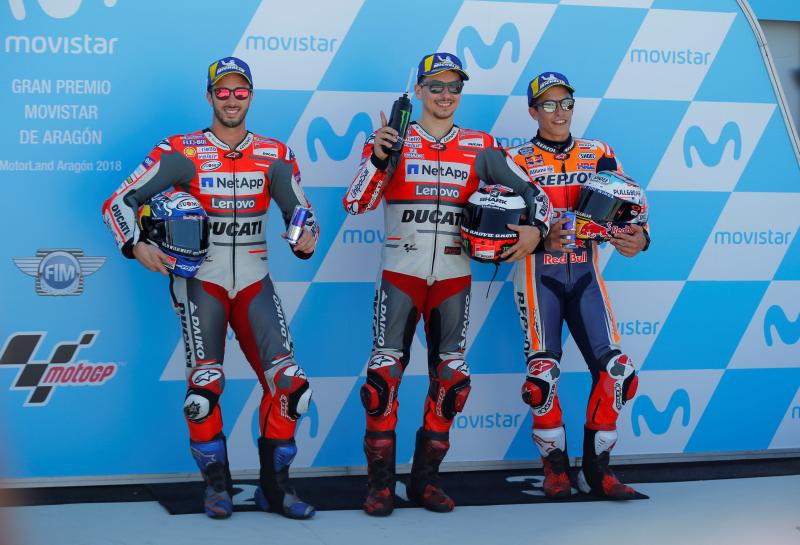 Lorenzo celebra su pole junto a Dovizioso y Márquez.